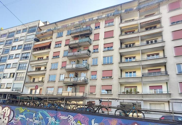 Appartement traversant de 4.5 pièces au 6ème étage d'environ 80m2, entièrement rénové - (Loyer bloqué à CHF 1'323.- hors charges, jusqu'au 30.11.2027) VISITE : 21.11.2024 à 17h - SANS inscription préalable, directement sur place.